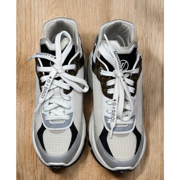 Women’s Louis Vuitton Run 55 White Monogram Sneaker Size 35 1/2 - Picture 3 of 10